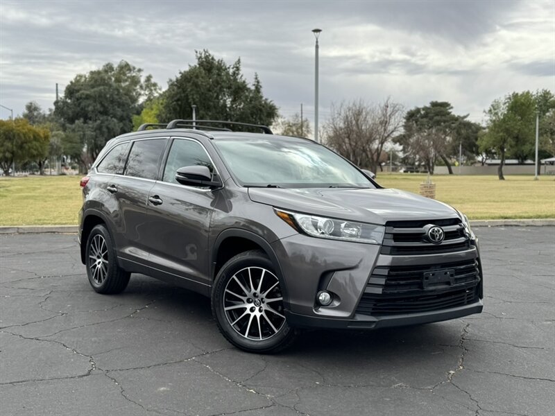2017 Toyota Highlander SE   - Photo 1 - Mesa, AZ 85210