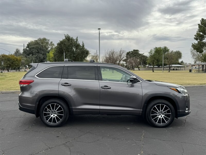 2017 Toyota Highlander SE - Photo 2 - Mesa, AZ 85210