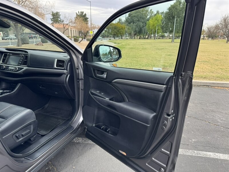 2017 Toyota Highlander SE - Photo 12 - Mesa, AZ 85210