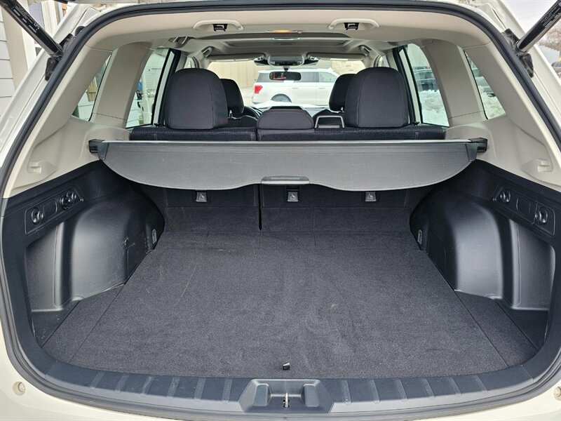 2023 Subaru Forester Premium - Photo 16 - De Pere, WI 54115