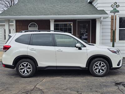 2023 Subaru Forester Premium - Photo 2 - De Pere, WI 54115