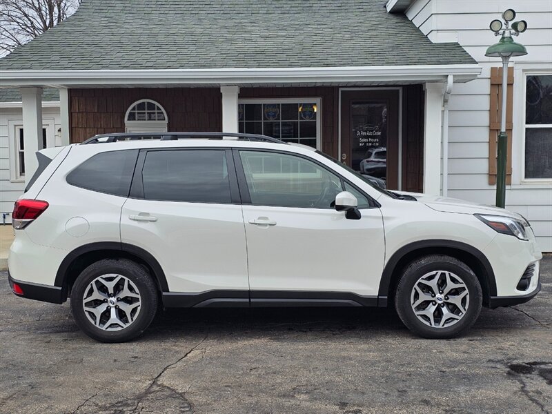 2023 Subaru Forester Premium - Photo 2 - De Pere, WI 54115