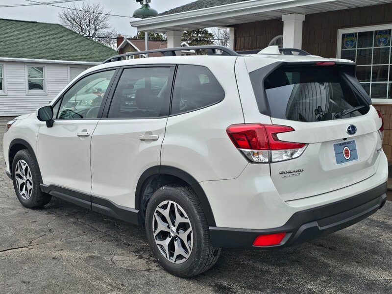 2023 Subaru Forester Premium - Photo 26 - De Pere, WI 54115
