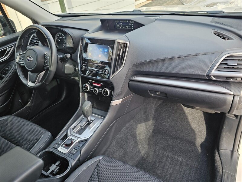 2023 Subaru Forester Premium - Photo 11 - De Pere, WI 54115