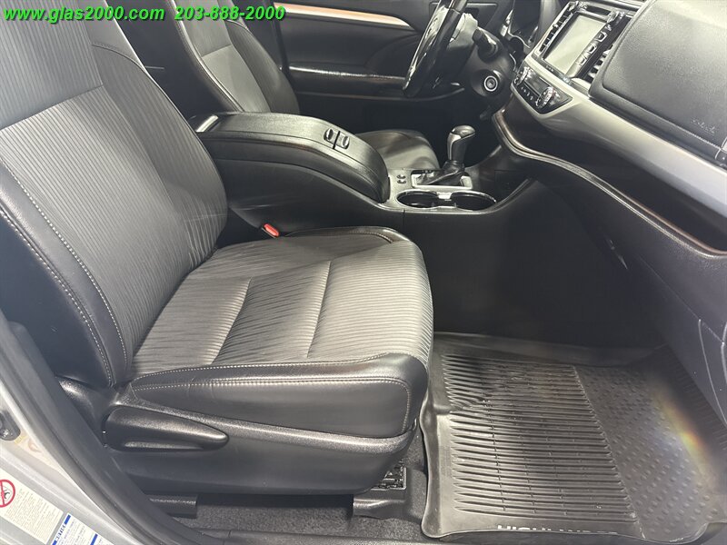 2019 Toyota Highlander LE - Photo 5 - Bethany, CT 06524