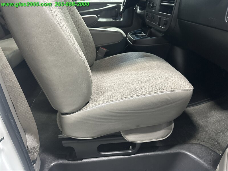 2015 Chevrolet Express LS Passenger - Photo 21 - Bethany, CT 06524