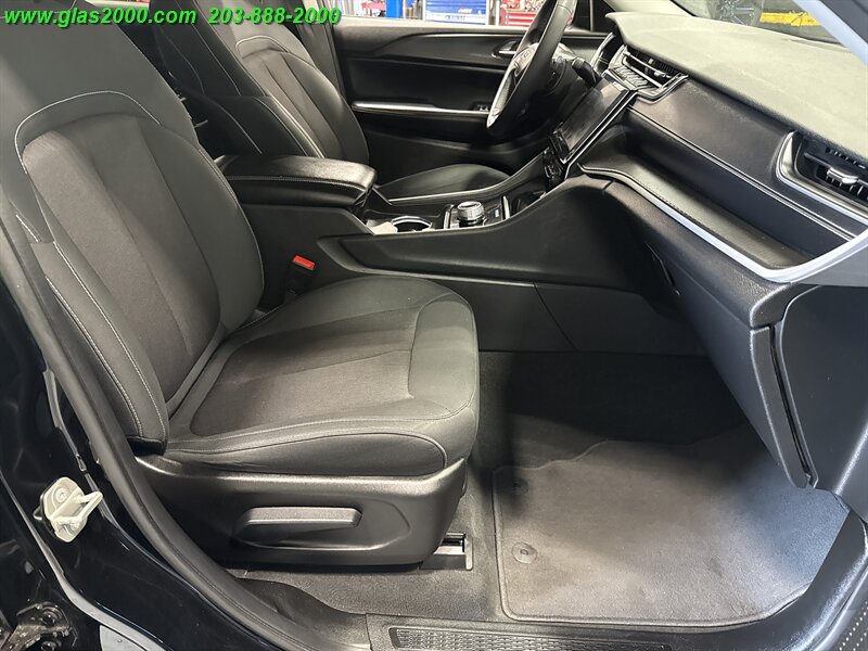 2023 Jeep Grand Cherokee Laredo - Photo 4 - Bethany, CT 06524