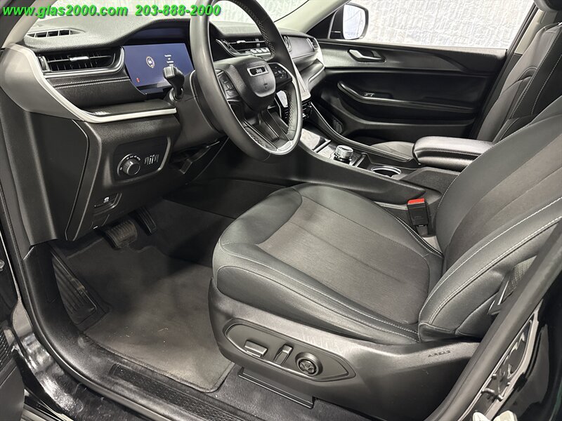 2023 Jeep Grand Cherokee Laredo - Photo 2 - Bethany, CT 06524