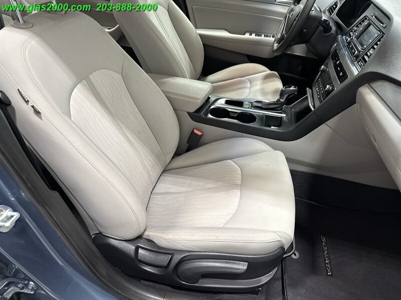 2016 Hyundai Sonata Hybrid SE - Photo 5 - Bethany, CT 06524