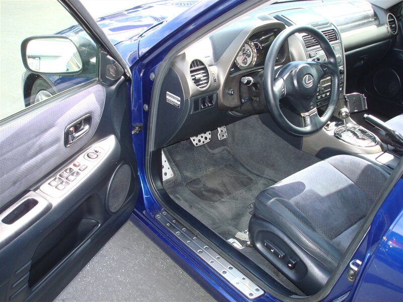 2001 Lexus IS 300 photo