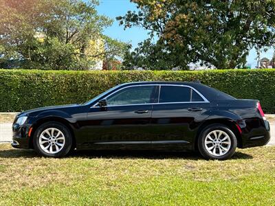 2019 Chrysler 300 Touring   - Photo 5 - Miami, FL 33142