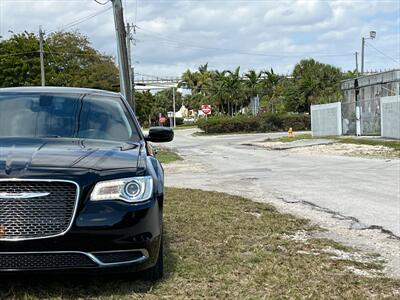 2019 Chrysler 300 Touring   - Photo 12 - Miami, FL 33142