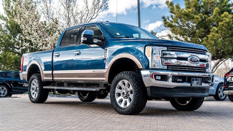 The 2017 Ford F-250 Lariat photos