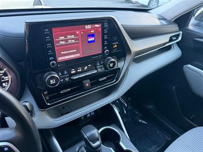2022 Toyota Highlander LE   - Photo 8 - Frederick, MD 21702