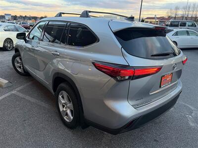 2022 Toyota Highlander LE   - Photo 16 - Frederick, MD 21702