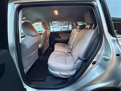 2022 Toyota Highlander LE   - Photo 14 - Frederick, MD 21702