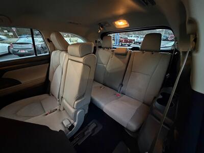 2022 Toyota Highlander LE   - Photo 4 - Frederick, MD 21702