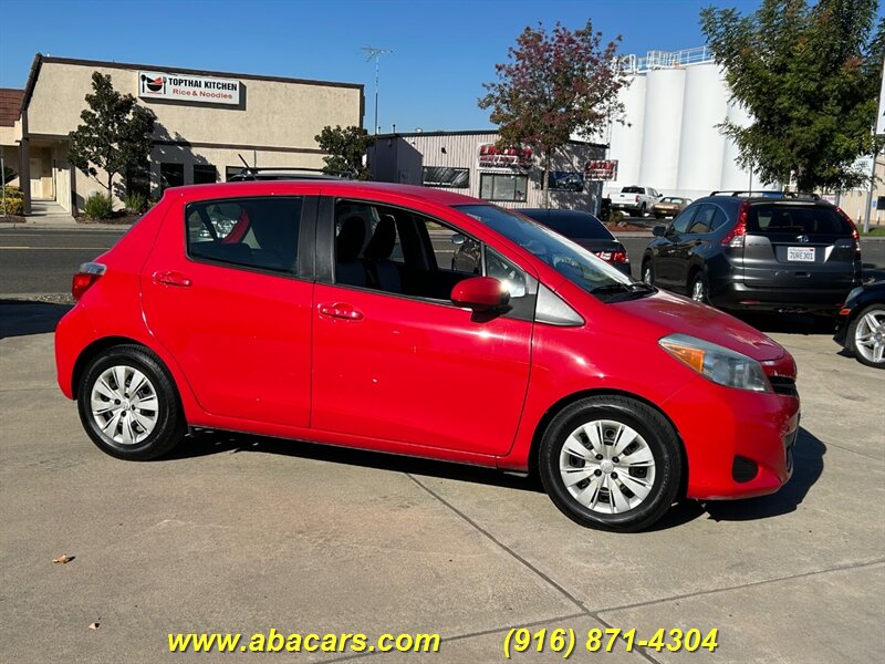 2013 Toyota Yaris 5-Door LE  