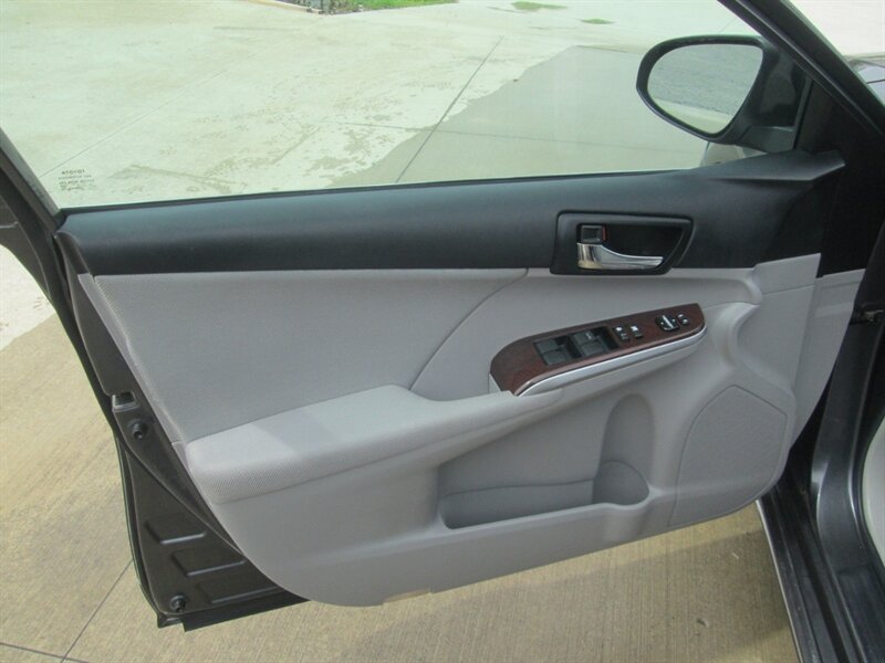 2012 Toyota Camry   - Photo 11 - Pleasant Valley, MO 64068