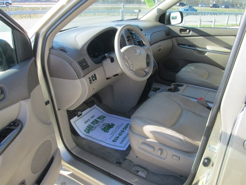 2009 Toyota Sienna CE 7-Passenger   - Photo 9 - Pleasant Valley, MO 64068