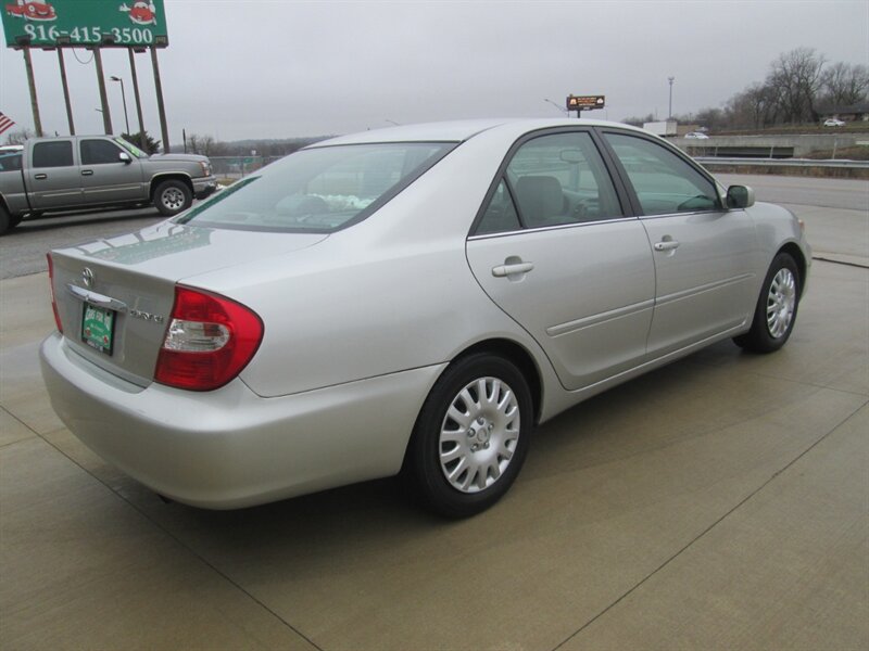 2002 Toyota Camry LE   - Photo 5 - Pleasant Valley, MO 64068