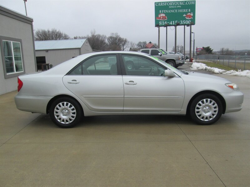 2002 Toyota Camry LE   - Photo 4 - Pleasant Valley, MO 64068