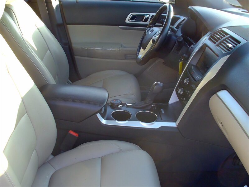 2013 Ford Explorer XLT   - Photo 15 - Pleasant Valley, MO 64068