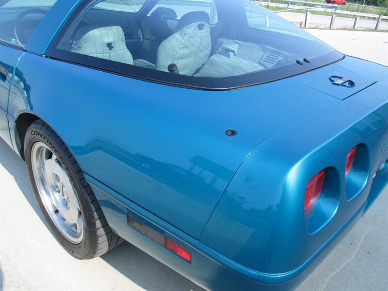 1994 Chevrolet Corvette   - Photo 12 - Pleasant Valley, MO 64068