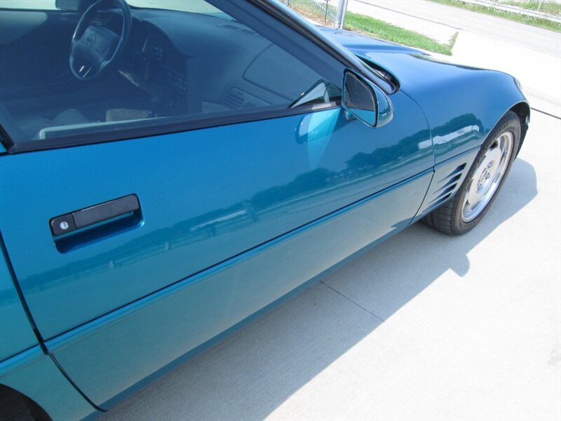 1994 Chevrolet Corvette   - Photo 19 - Pleasant Valley, MO 64068