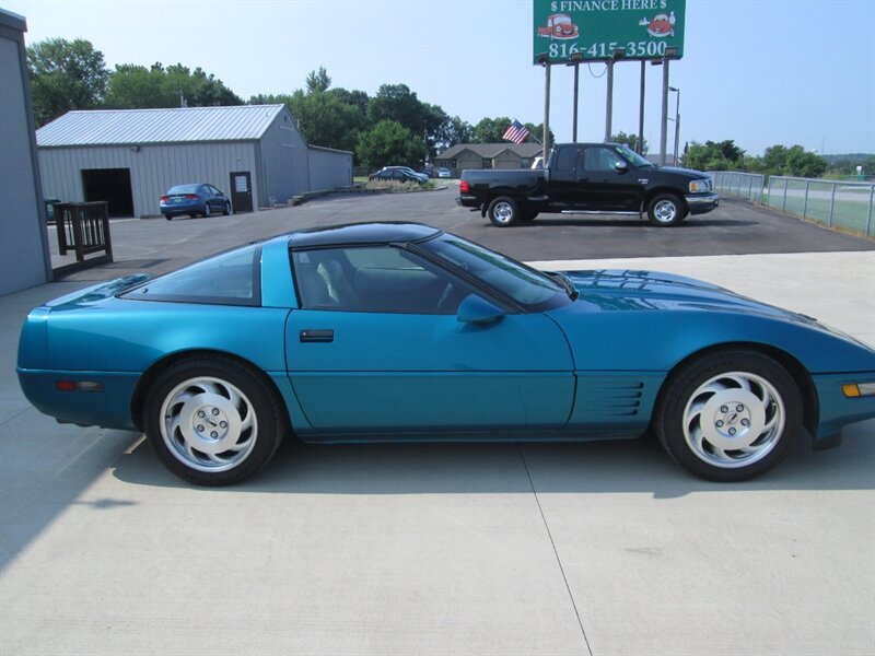 1994 Chevrolet Corvette   - Photo 4 - Pleasant Valley, MO 64068