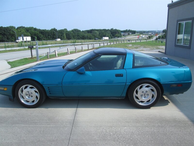 1994 Chevrolet Corvette   - Photo 8 - Pleasant Valley, MO 64068