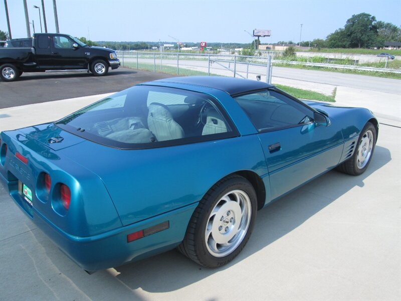 1994 Chevrolet Corvette   - Photo 5 - Pleasant Valley, MO 64068