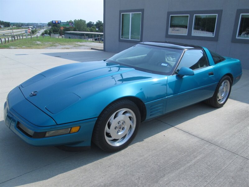 1994 Chevrolet Corvette   - Photo 1 - Pleasant Valley, MO 64068