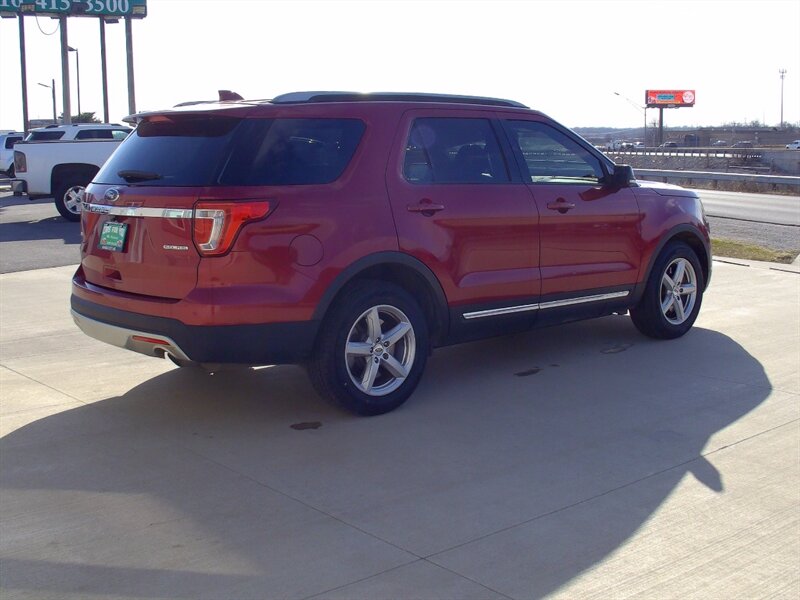 2016 Ford Explorer XLT - Photo 5 - Pleasant Valley, MO 64068