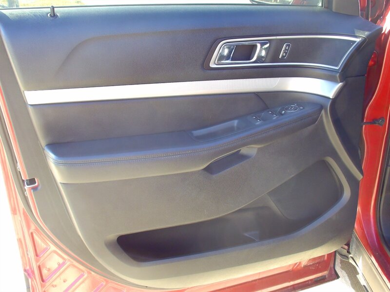 2016 Ford Explorer XLT - Photo 11 - Pleasant Valley, MO 64068