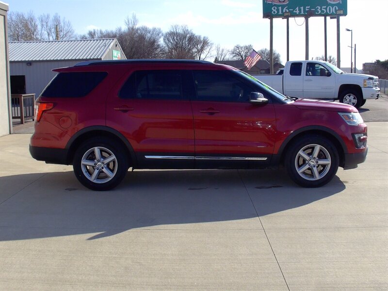 2016 Ford Explorer XLT - Photo 4 - Pleasant Valley, MO 64068