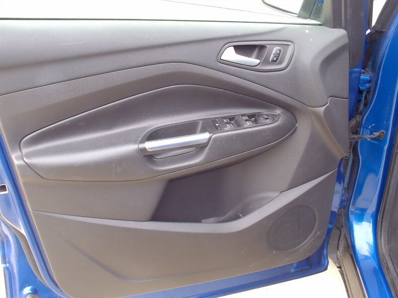 2017 Ford Escape SE - Photo 11 - Pleasant Valley, MO 64068