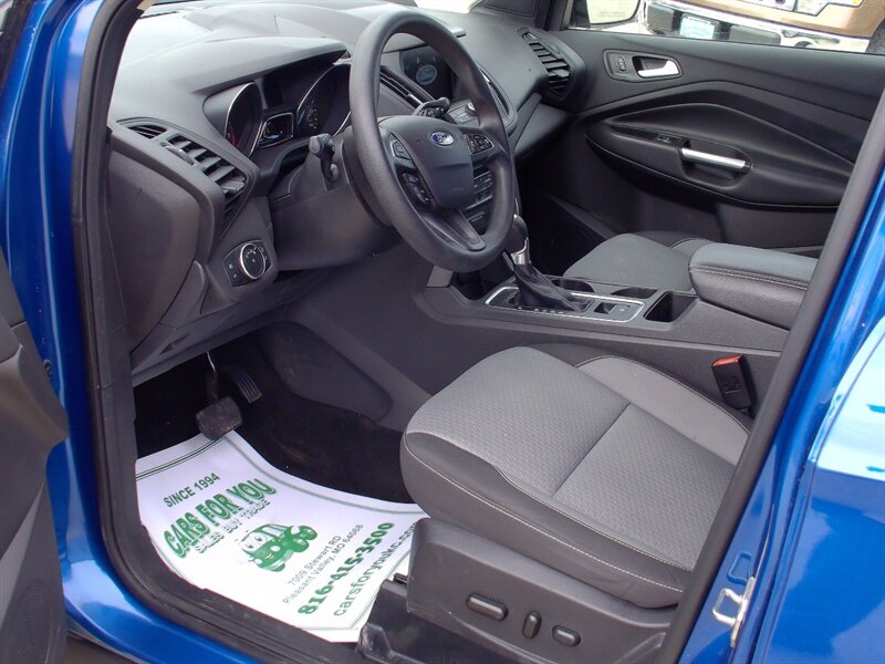 2017 Ford Escape SE - Photo 9 - Pleasant Valley, MO 64068