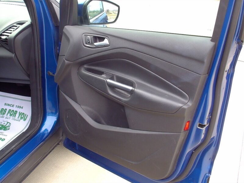 2017 Ford Escape SE - Photo 16 - Pleasant Valley, MO 64068