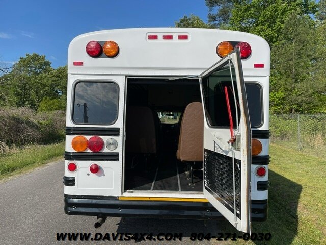 2004 Chevrolet 3500 Cutaway Shuttle Bus/Daycare Ch photo