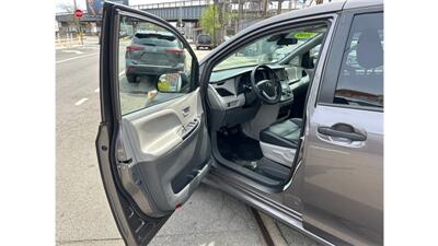 2020 Toyota Sienna L 7-Passenger  wheel chair - Photo 6 - Woodside, NY 11373