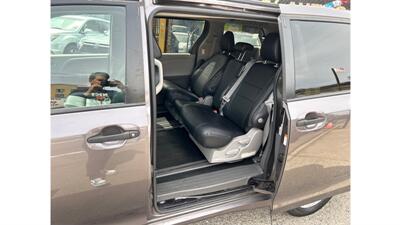 2020 Toyota Sienna L 7-Passenger  wheel chair - Photo 7 - Woodside, NY 11373
