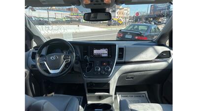 2018 Toyota Sienna XLE 8-Passenger  xle - Photo 15 - Woodside, NY 11373