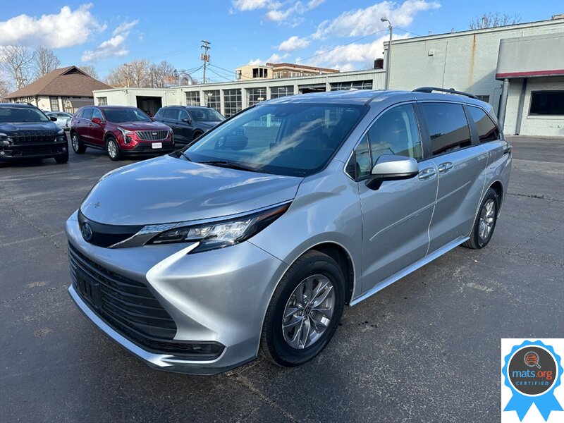 2022 Toyota Sienna LE 8-Passenger * AWD, Leather Seats!*   - Photo 1 - Richmond, IN 47374