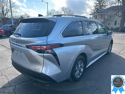 2022 Toyota Sienna LE 8-Passenger * AWD, Leather Seats!* - Photo 3 - Richmond, IN 47374