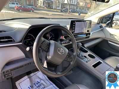 2022 Toyota Sienna LE 8-Passenger * AWD, Leather Seats!* - Photo 10 - Richmond, IN 47374