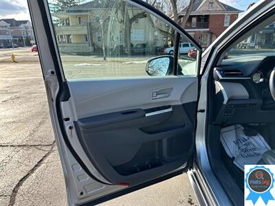 2022 Toyota Sienna LE 8-Passenger * AWD, Leather Seats!* - Photo 8 - Richmond, IN 47374