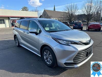 2022 Toyota Sienna LE 8-Passenger * AWD, Leather Seats!* - Photo 2 - Richmond, IN 47374