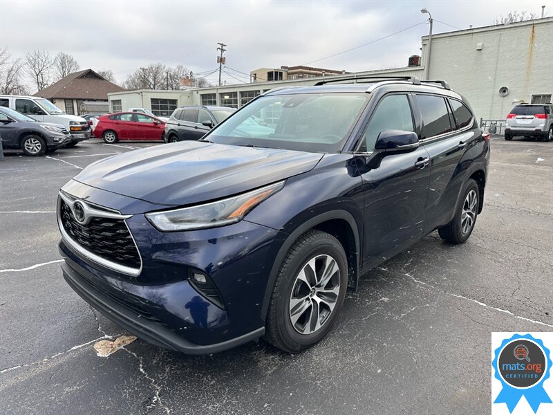 2021 Toyota Highlander XLE   - Photo 1 - Richmond, IN 47374