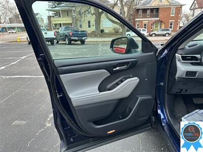2021 Toyota Highlander XLE   - Photo 8 - Richmond, IN 47374